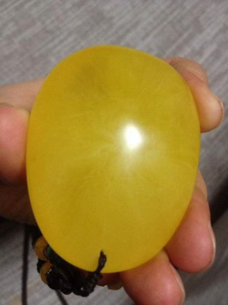蜜蜡怎么辨别真假一眼看出是塑料的