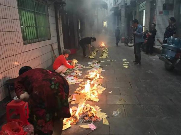 头七是白天烧纸还是晚上烧纸，点几根腊烛
