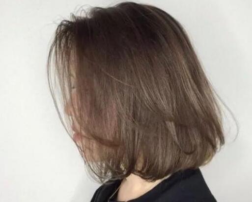 皮肤黑头发染什么颜色好看显白