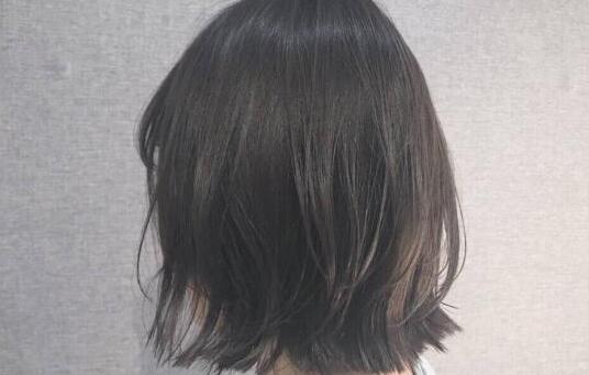 皮肤黑头发染什么颜色好看显白