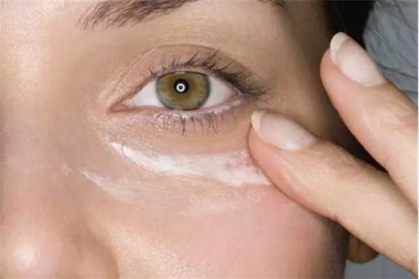 女人眼霜应该怎么涂？使用眼霜的注意事项