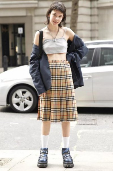 格纹裙子怎么搭配衣服？
