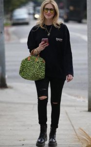 卫衣可以搭配牛仔裤吗？ 卫衣可以搭配牛仔裤吗女