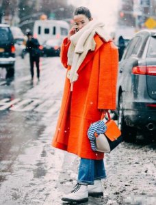 橘红色大衣搭配图片 橘红色大衣内搭什么色