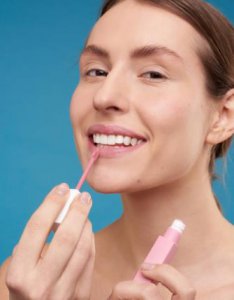 晚上涂唇膏睡觉的危害 唇膏的正确涂法