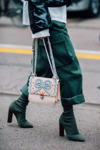 绿色鞋子怎么搭配裤子 绿色适合搭配什么颜色
