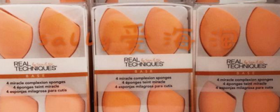 美妆蛋的错误使用方法 直接将粉底液倒在粉扑上