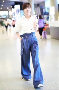 麻袋裤配什么上衣 纸袋裤搭配什么样的上衣？