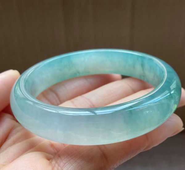 翡翠手镯怎么选才是最好的