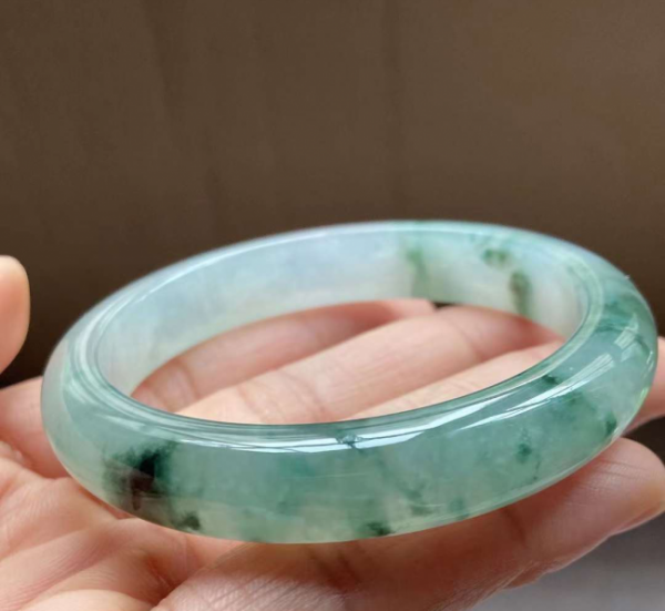 翡翠手镯怎么选才是最好的