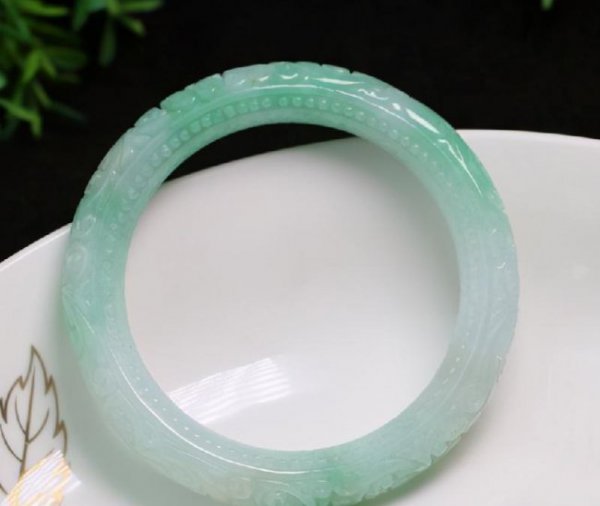 翡翠手镯怎么选才是最好的