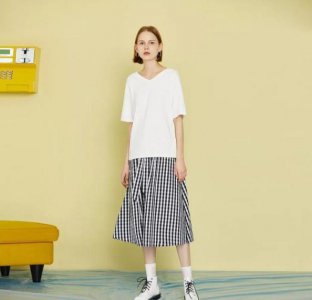 格子裙配什么上衣好看？ 背带格子裙配什么上衣好看