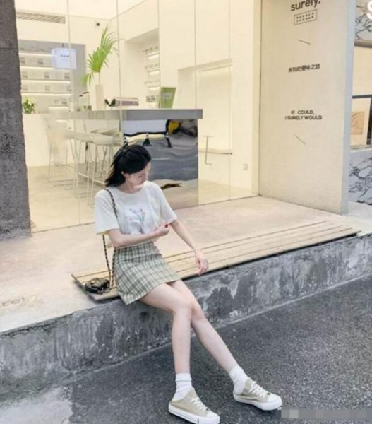 t恤下面配什么裤子和裙子好看