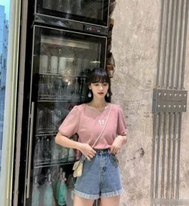 女t恤下面配什么裤子 t恤下面配什么裤子和裙子好看