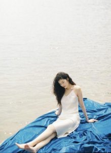 夏天怎么穿露肩衣服？ 露肩连衣裙冬天怎么穿