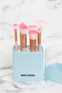 化妆刷的分类与用法 粉底刷 粉底刷通常分为舌形刷、平头刷、圆头刷三种。