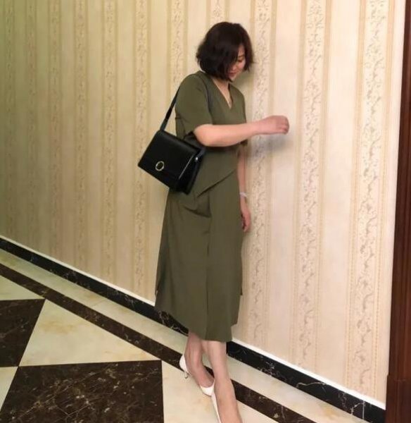 55岁适合穿什么颜色衣服？