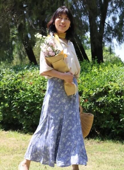 55岁适合穿什么颜色衣服？