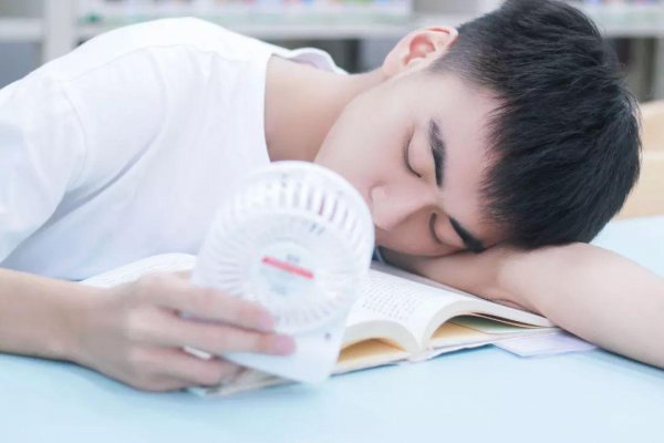 如何教育早恋的女儿