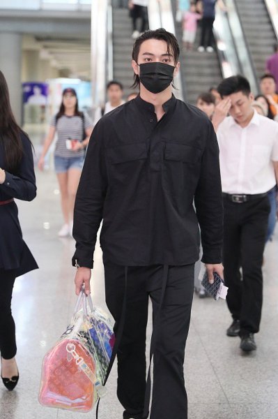 为什么别人穿一身黑那么好看