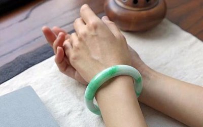 30岁女人戴什么玉手镯？ 30岁女人戴玉镯合适吗?