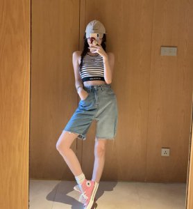 蓝色五分裤配什么上衣 五分裤什么颜色好看