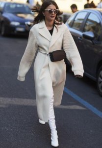 白色大衣怎么搭配衣服？ 白色大衣里面怎么搭配?