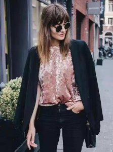 粉色毛衣配什么颜色外套？ 粉色毛衣配什么颜色外套男