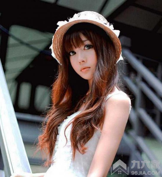 圆脸女生的秋季中长发发型图片